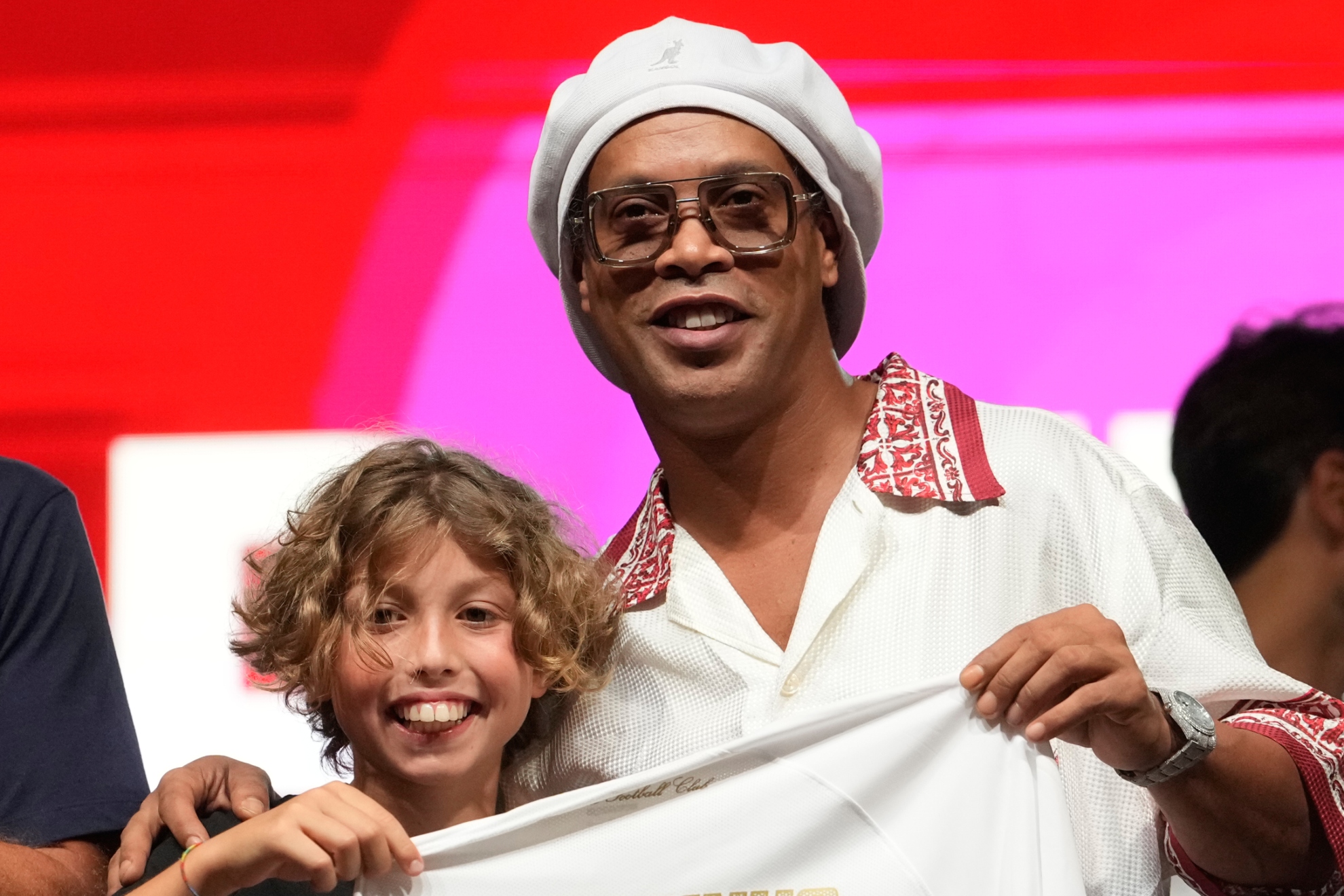 Ronaldinho posa con la camiseta del Rávena.