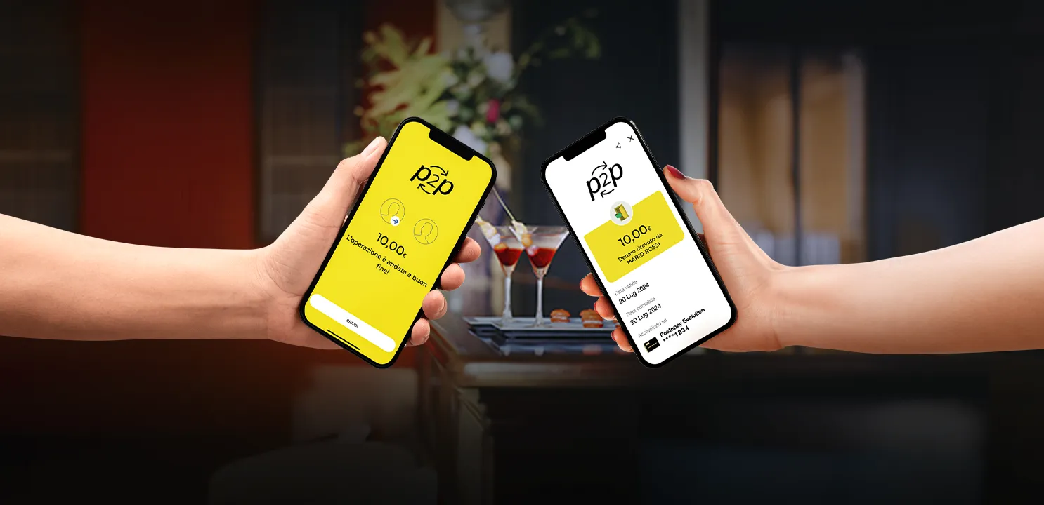 Due smartphone con schermata del p2p e sullo sfondo un tavolino con due aperitivi