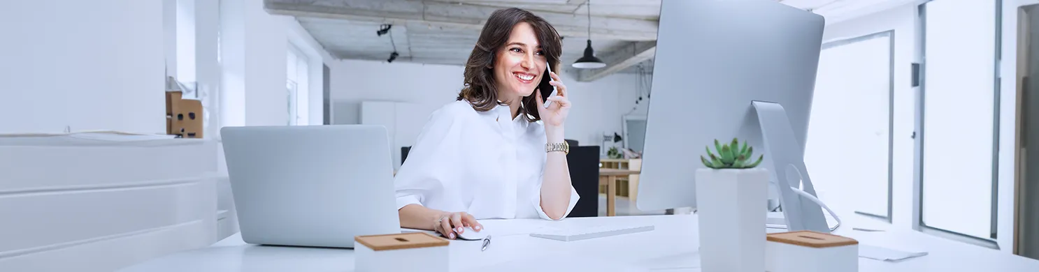 Consulente telefonica davanti al pc