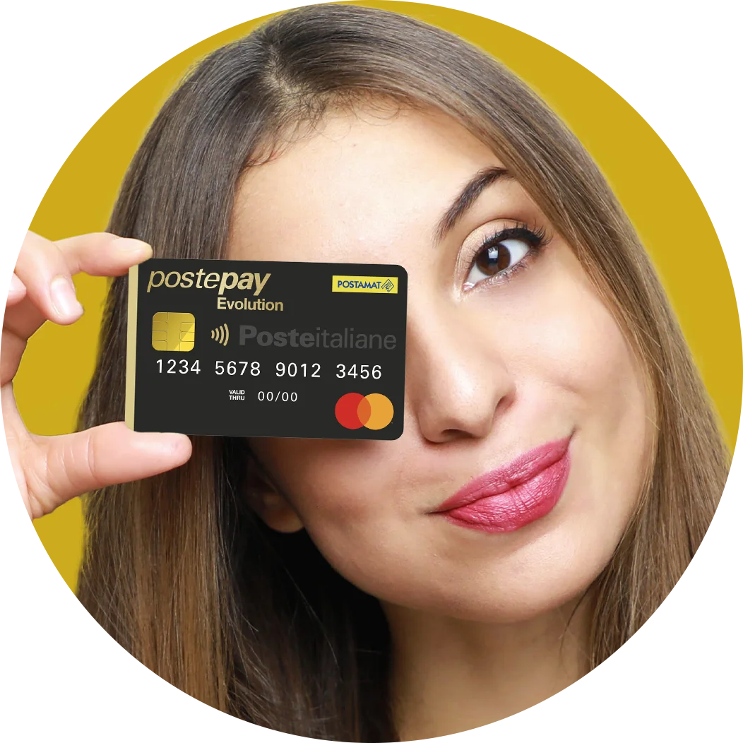 Ragazza che tiene in mano una Carta Postepay