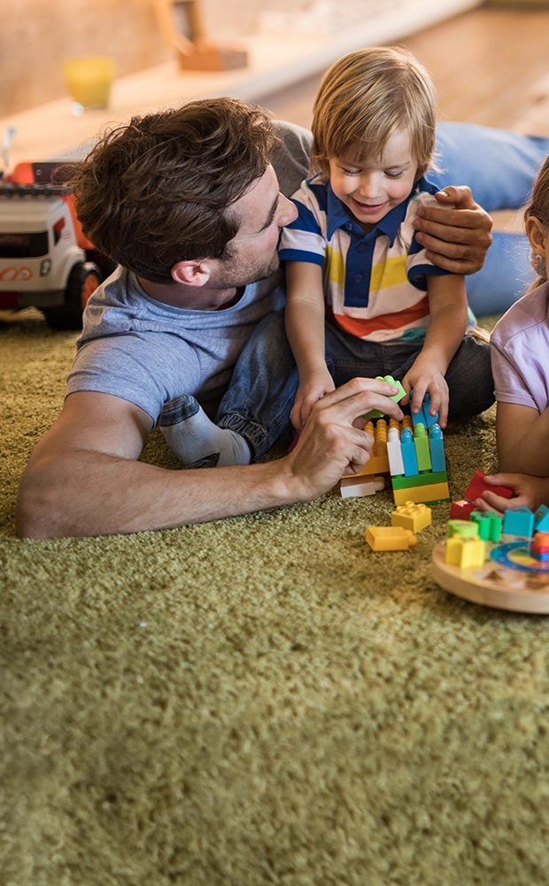 Famiglia che gioca nel soggiorno