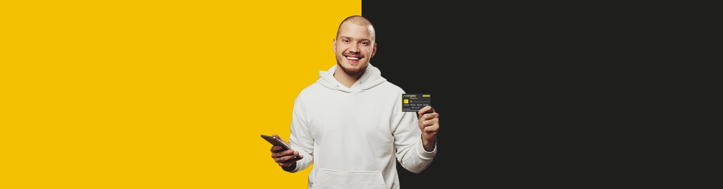 Ragazzo con in mano una Carta Postepay Connect e un Smartphone