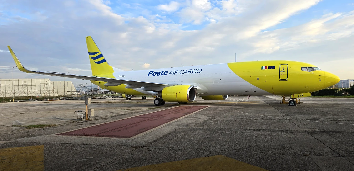 Boeing B737 800 BCF parcheggiato sulla pista