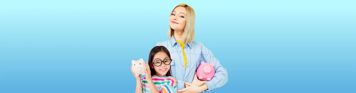 Donna e bambina con salvadanaio