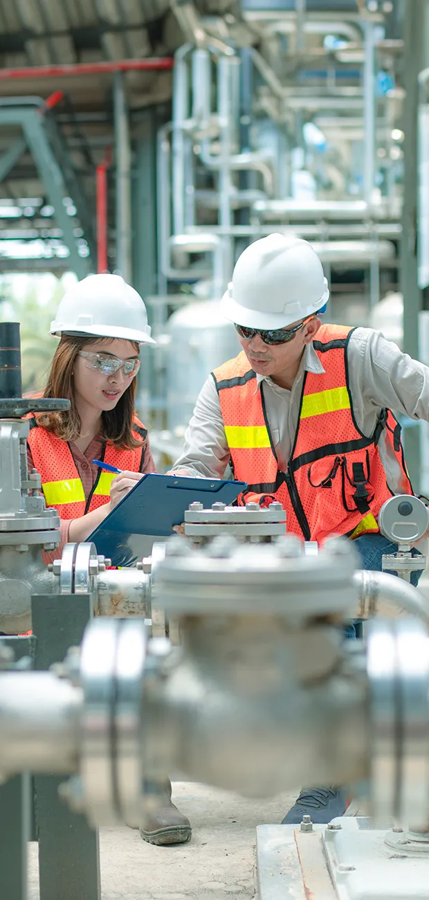 Immagine di un uomo e una donna in ambiente di lavoro