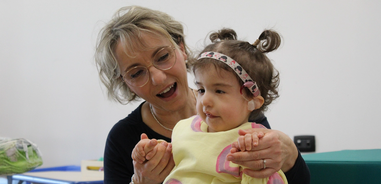 Bambina che gioca con una donna con gli occhiali 