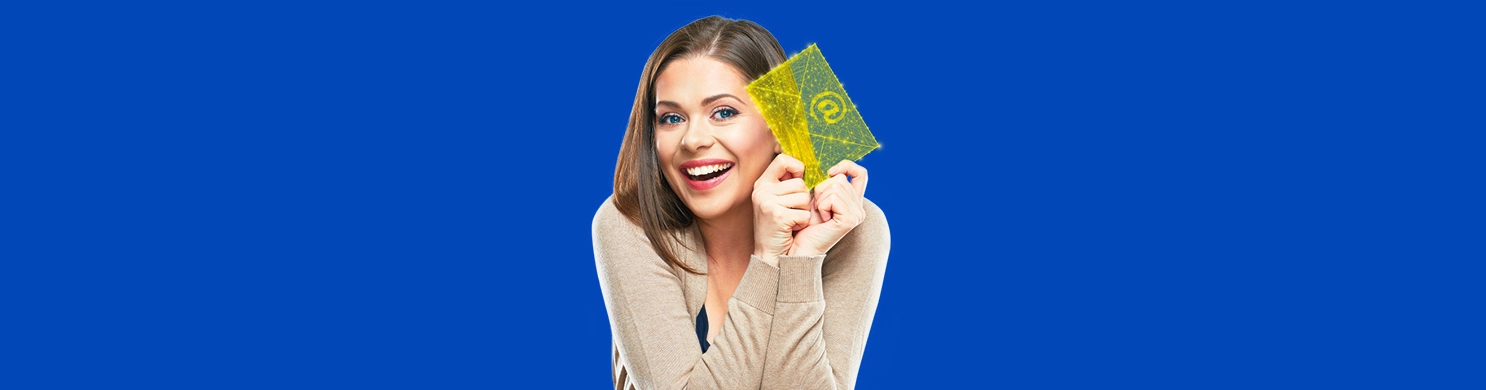 Ragazza con una letterina dorata in mano su sfondo blu