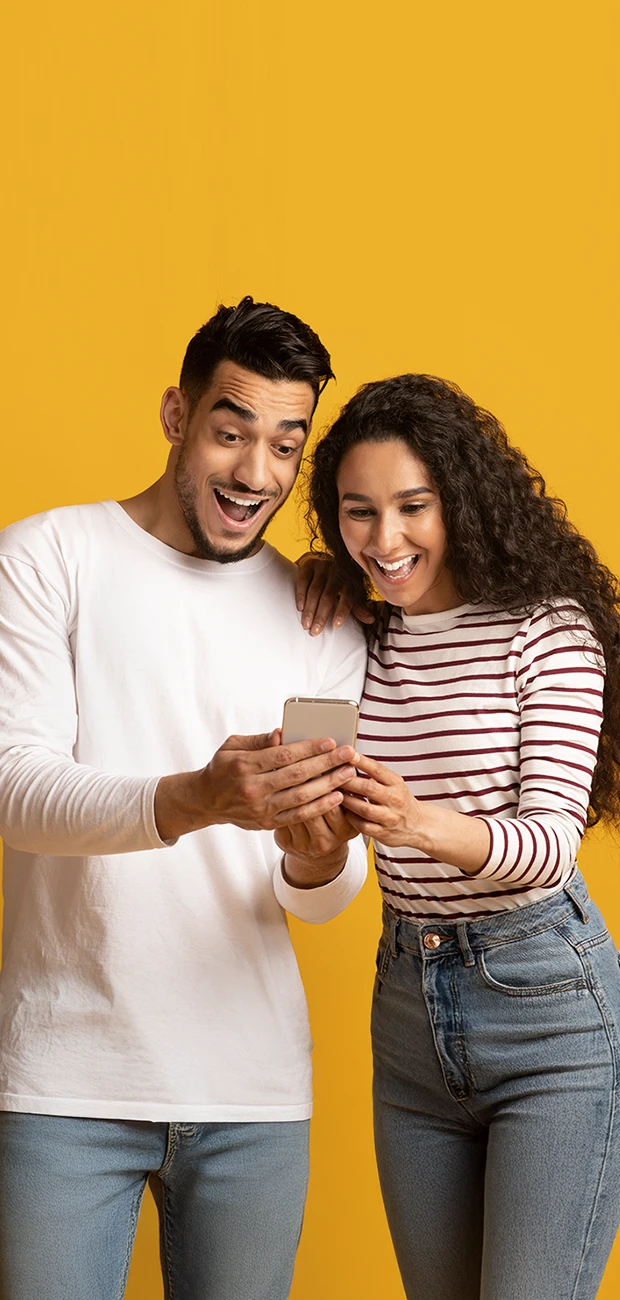 Immagine un ragazzo e una ragazza che guardano uno smartphone