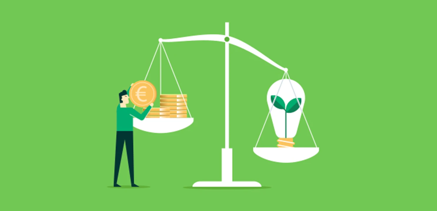 Bilancia che pesa soldi e investimenti sostenibili