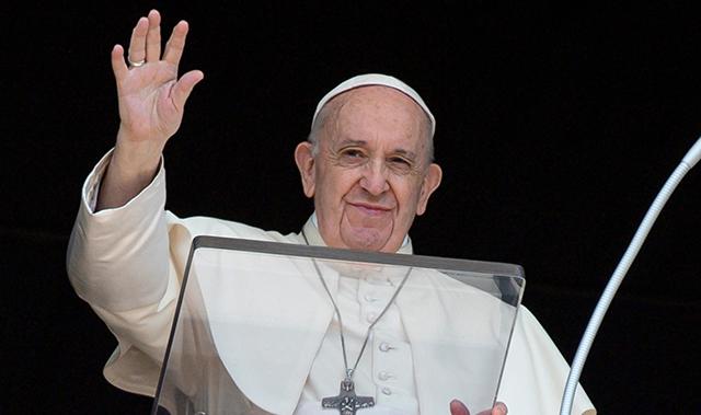 Papa Francesco davanti al leggio