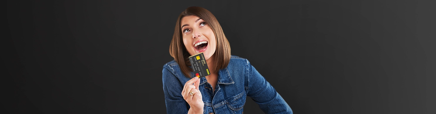 Ragazza che sorride e mostra la sua Postepay Connect 