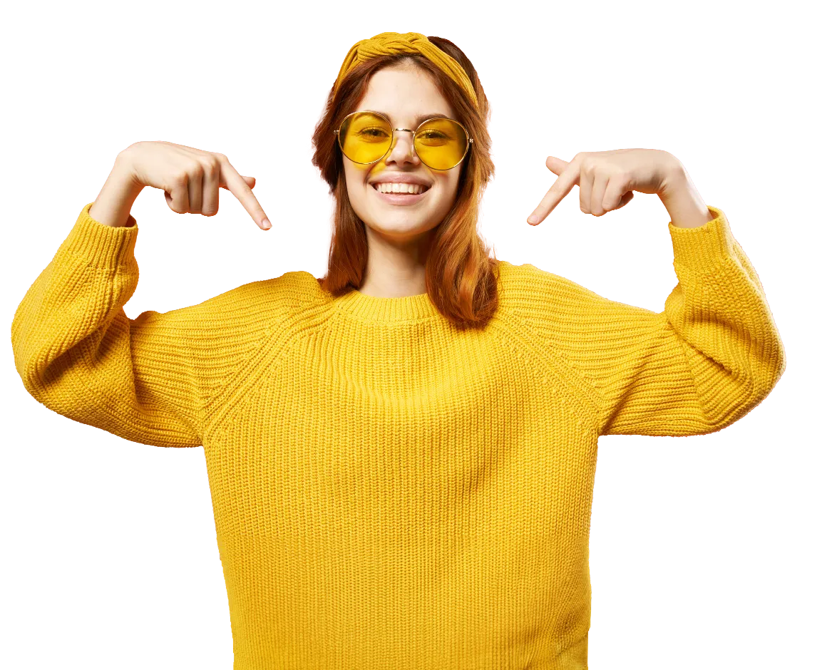 Ragazza sorridente con indumenti gialli che indica se stessa