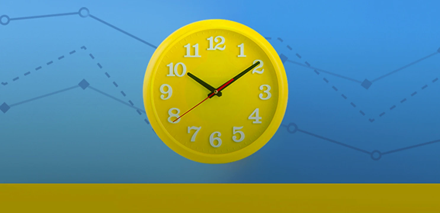 Orologio giallo su sfondo blu