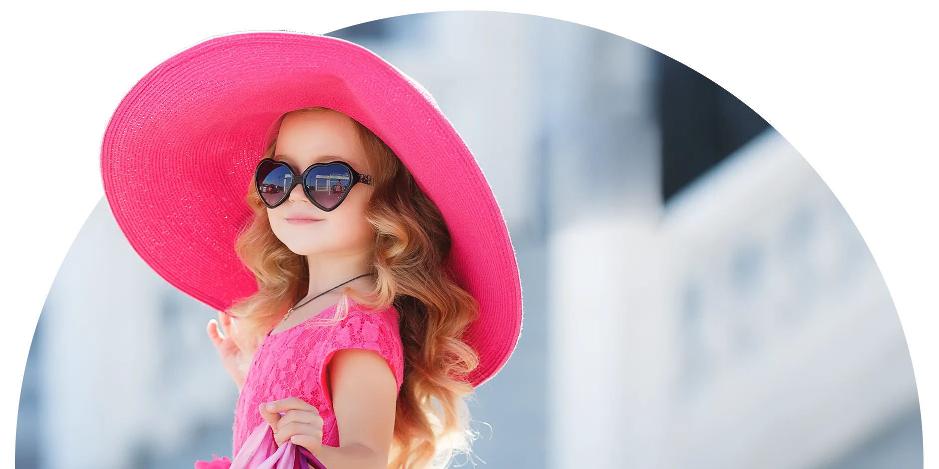 Bambina con il cappello fucsia