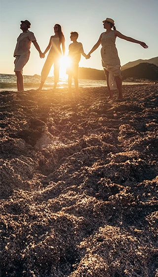 Famiglia al mare al tramonto