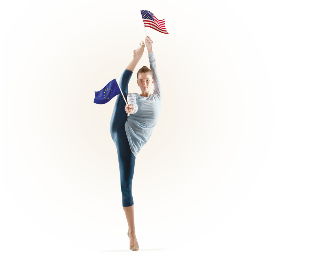 Ballerina che ha in una mano la bandierina dell'Unione Europea e nell'altra quella degli USA