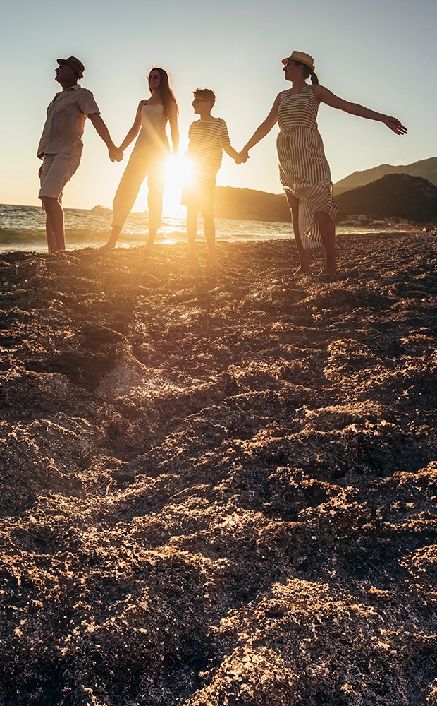 Famiglia che passeggia al tramonto
