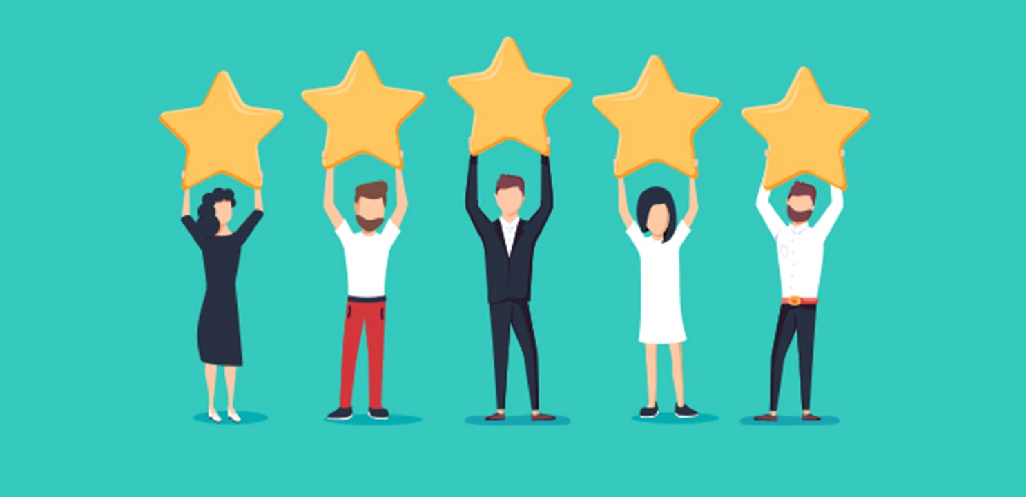 Un gruppo di persone tiene in mano stelle che simboleggiano il rating