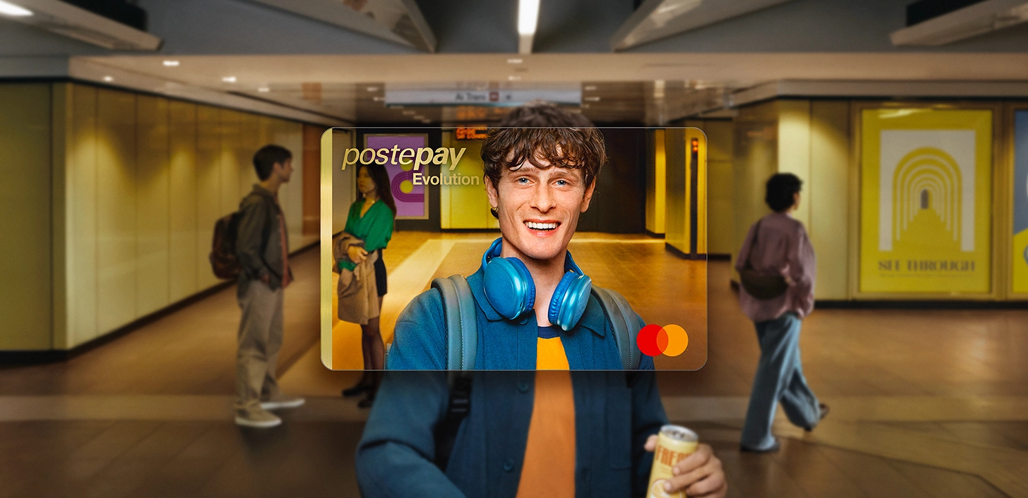 Immagine ragazzo sorridente in metropolitana